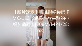 无敌美少妇全程露脸勾搭狼友，性感风骚完美展示好身材，揉奶玩逼伸着舌头要舔狼友鸡巴，被大哥按着头草嘴